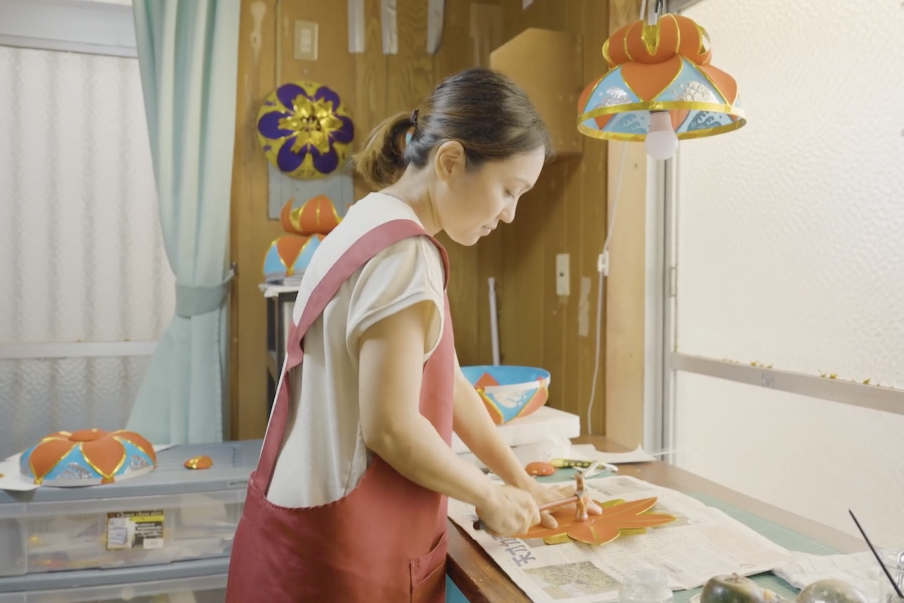 花笠を作る女性