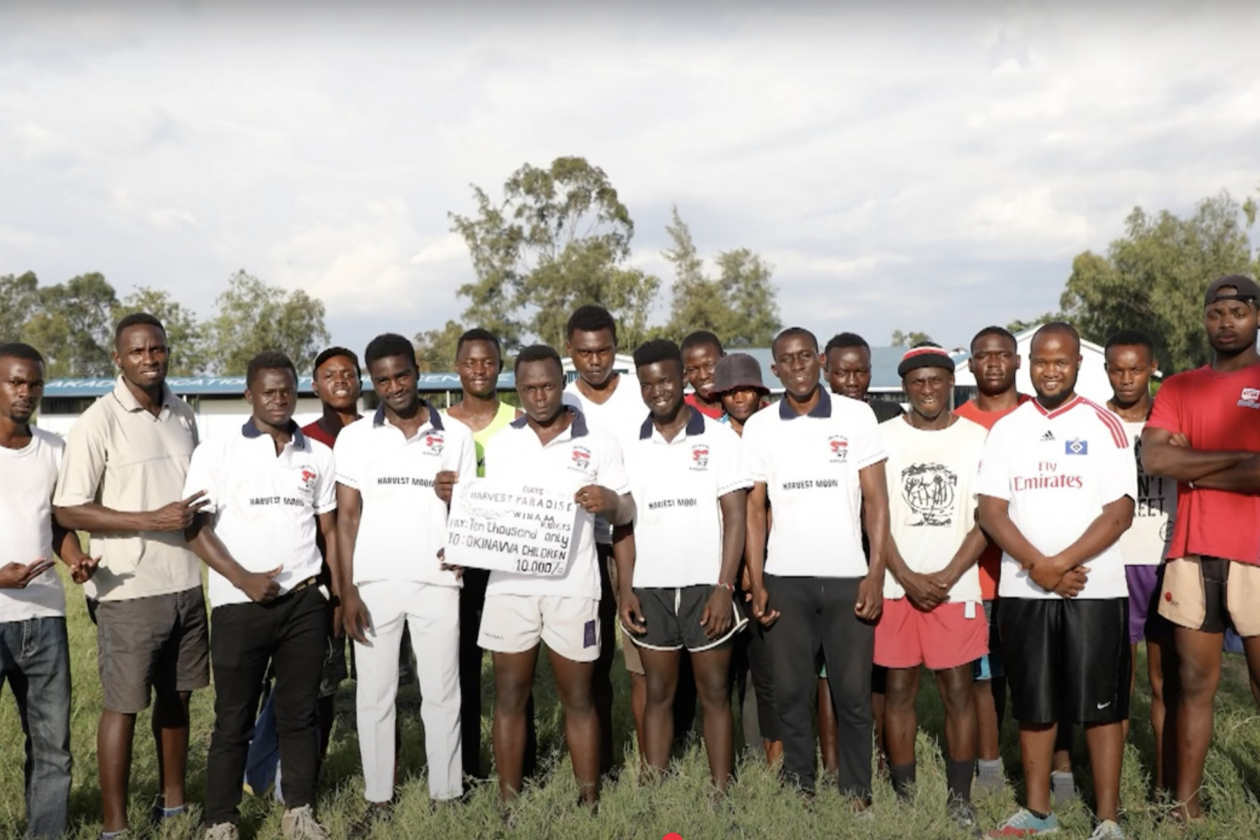 ラグビーチームの選手たちから沖縄の子ども食堂へ送られた寄付