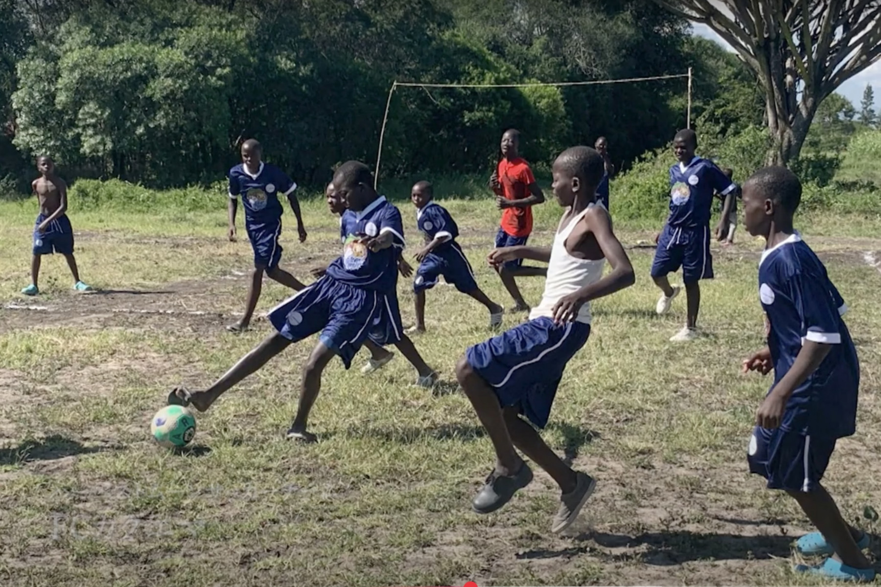 ボールがあればプレイできるサッカーは、子どもたちに夢と希望を与えます
