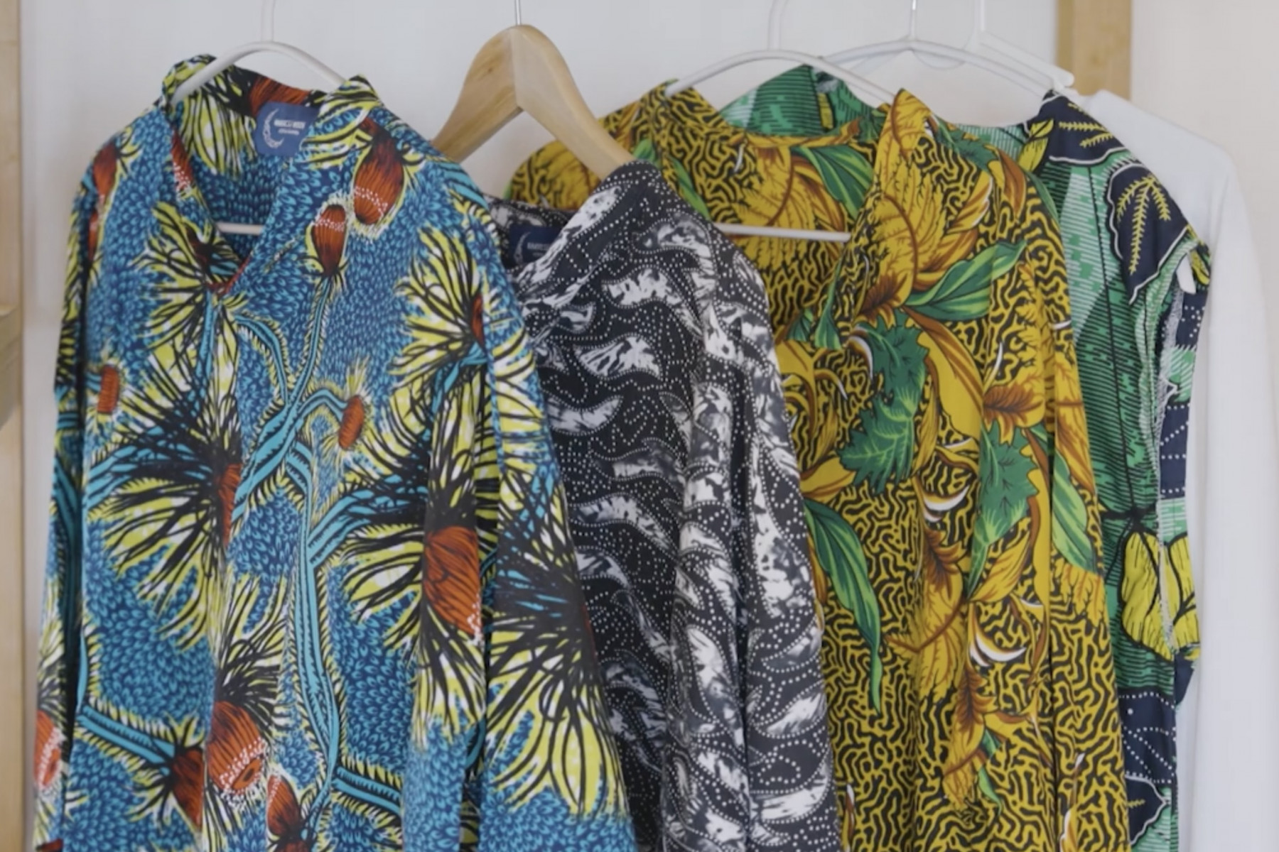 カラフルなシャツは、サイズや柄を選んでセミオーダーできます