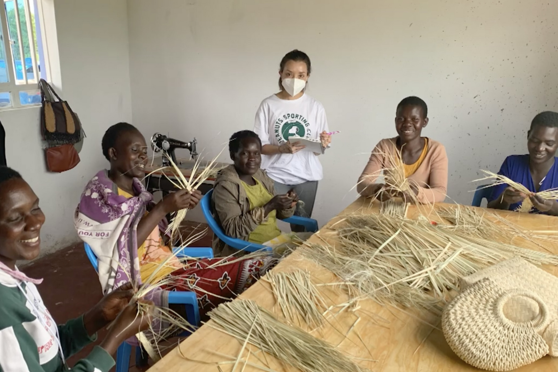 水草を使ってカゴを作る女性たち。人生で初めて給料を手にする人も現れました