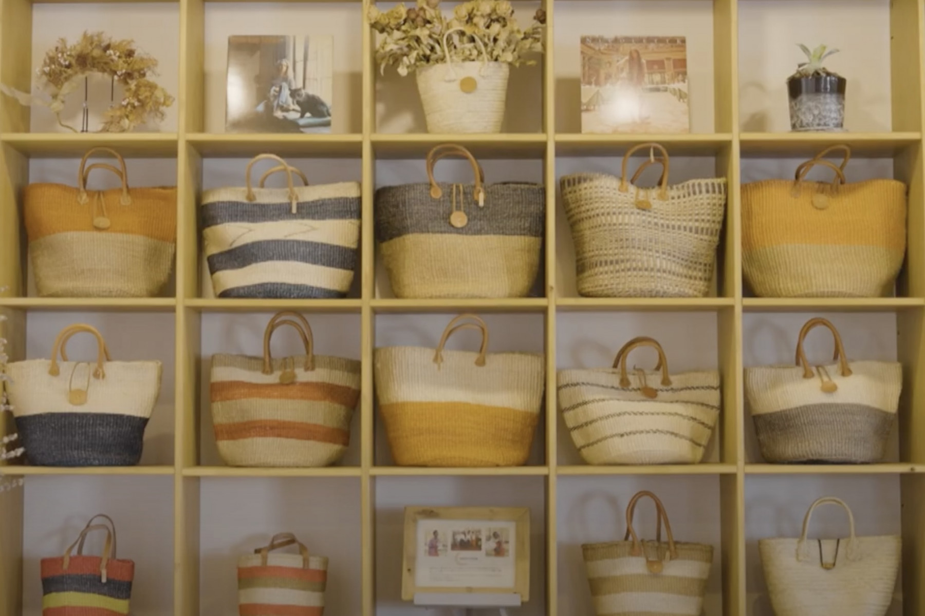 現地で仕入れて、店内で販売しているカゴバッグ