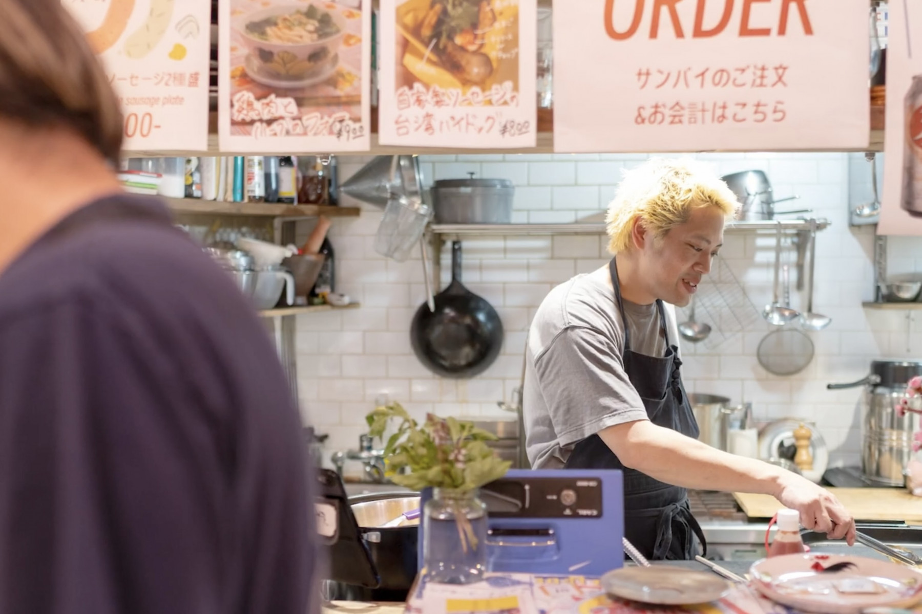 料理をする知名さん