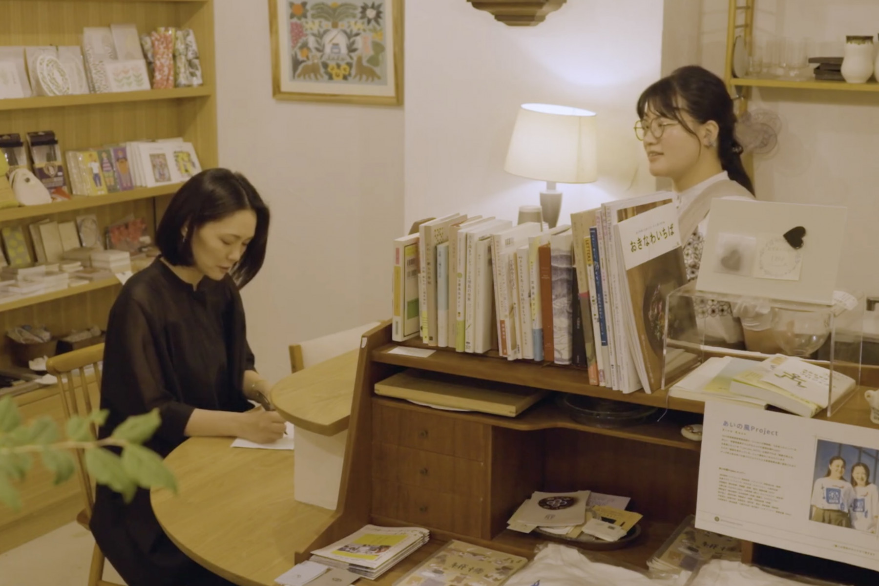 LETTER STAND loloの店内で。大野さん(左)と店主の岩下里美さん