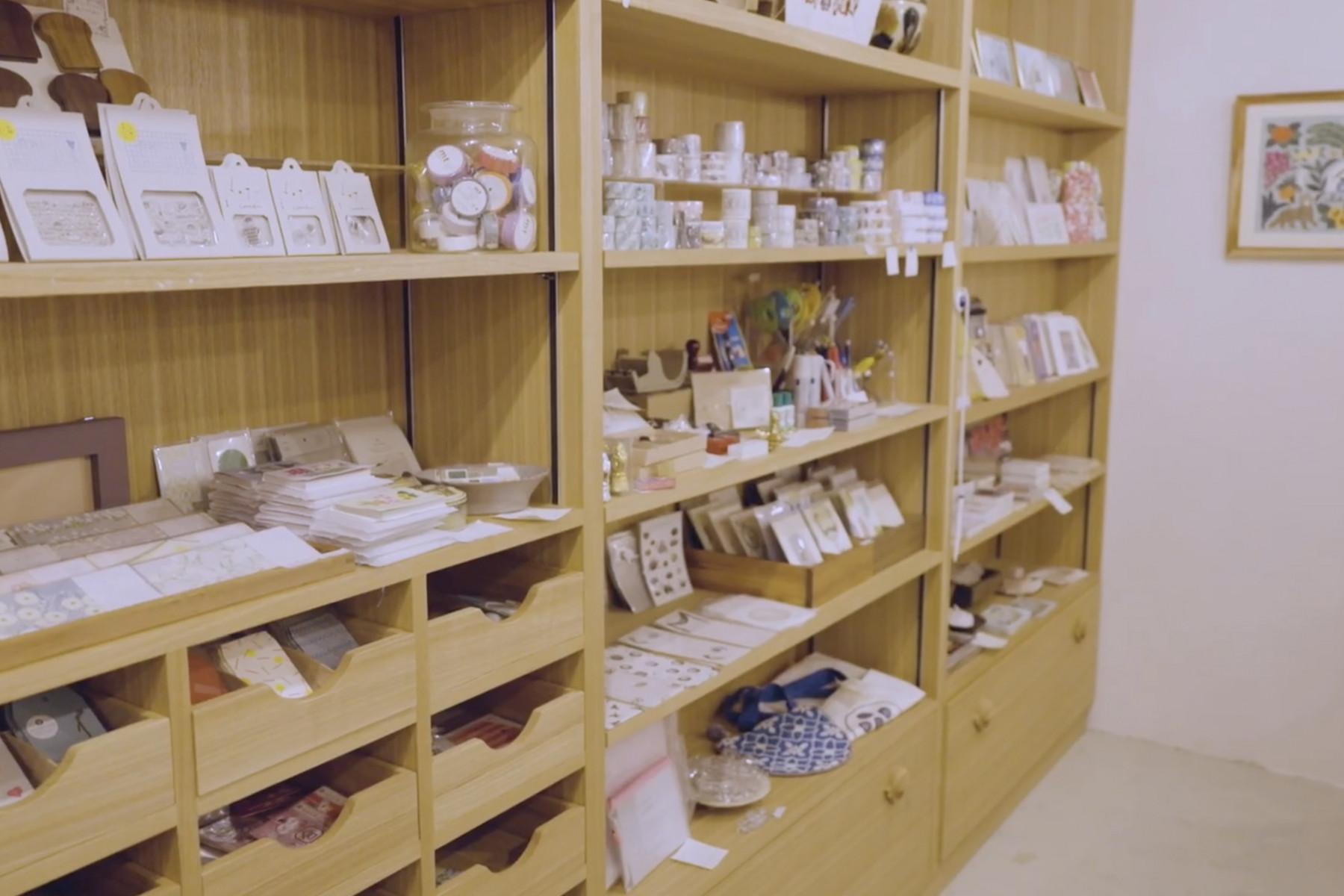 LETTER STAND loloの店内。つい手に取りたくなる品揃え