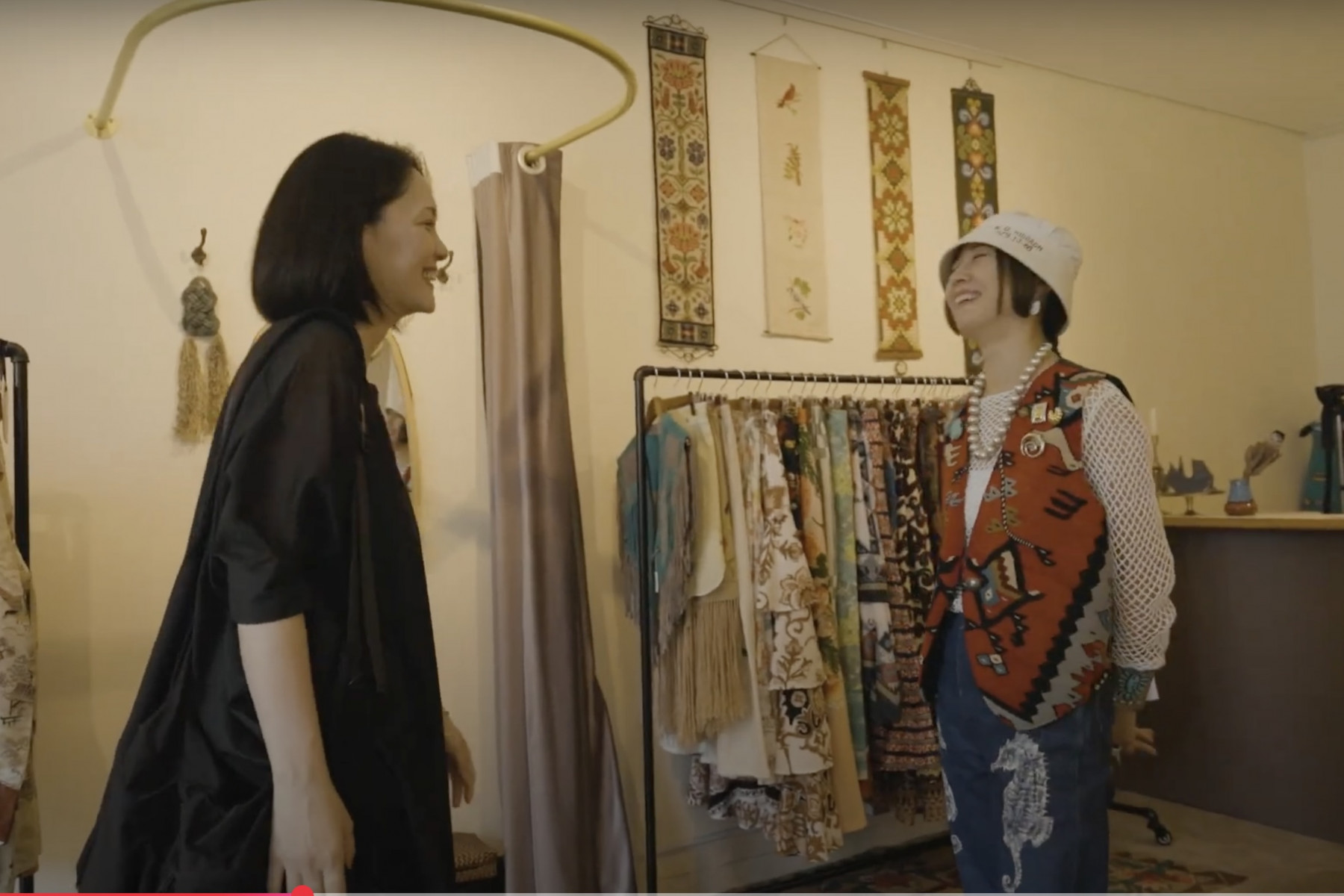 店主の友知洋乃さん(右)