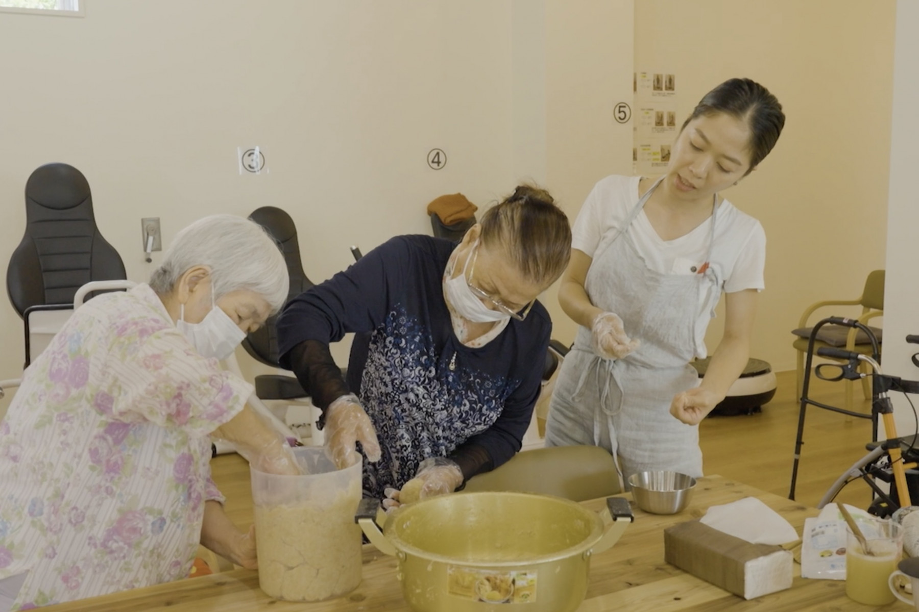 施設のみんなで味噌を仕込みます