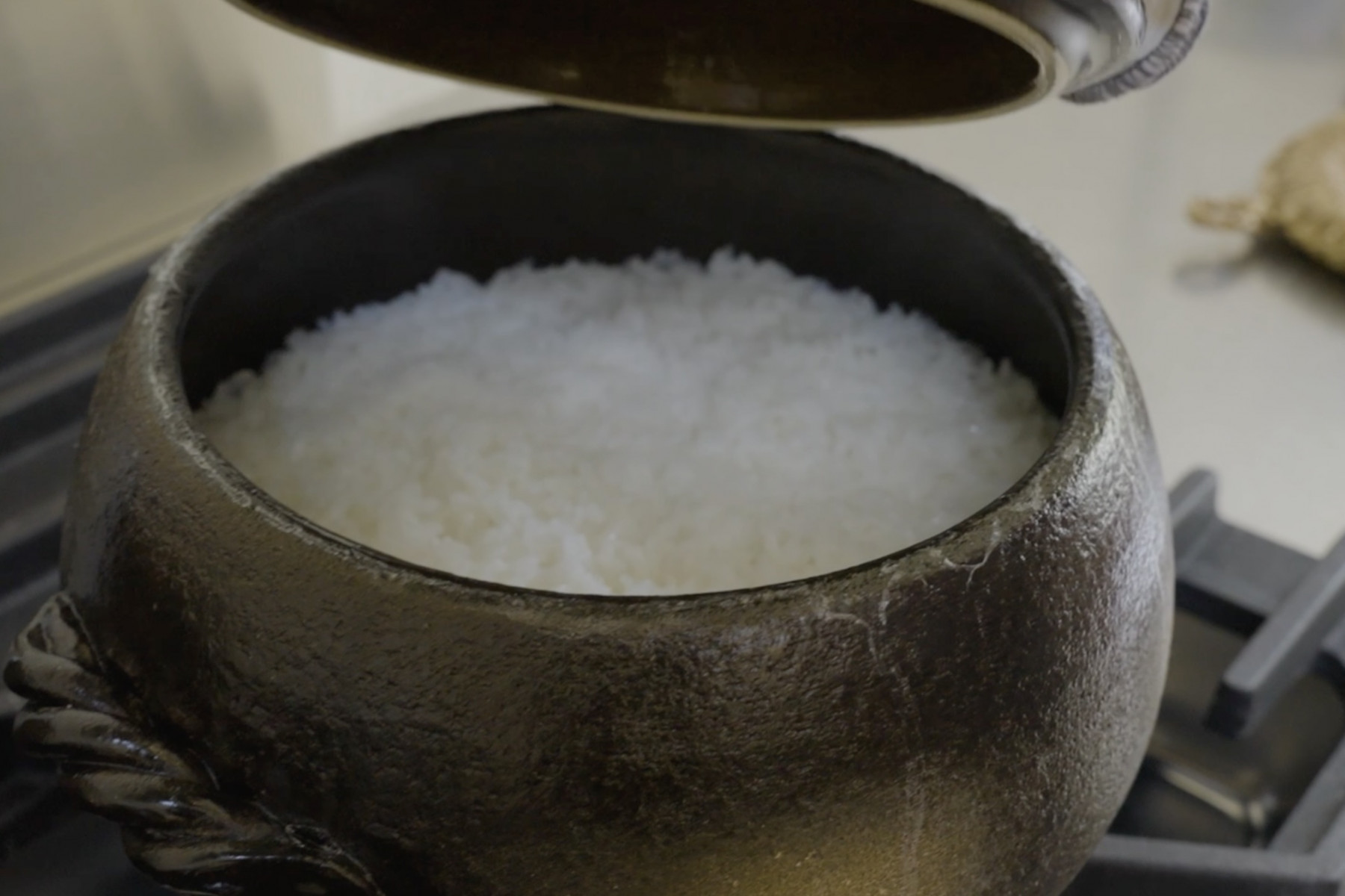 毎食の食事では、土鍋で炊いたおいしいご飯を提供