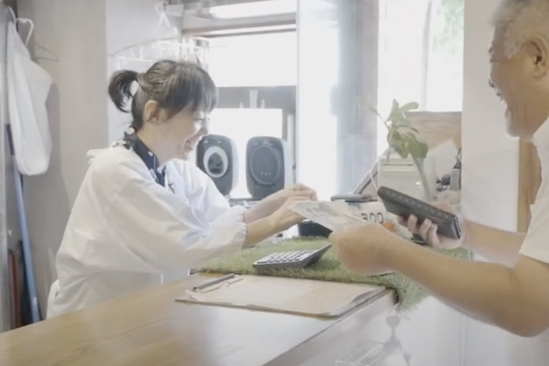 事務局の本仮屋まさみさん