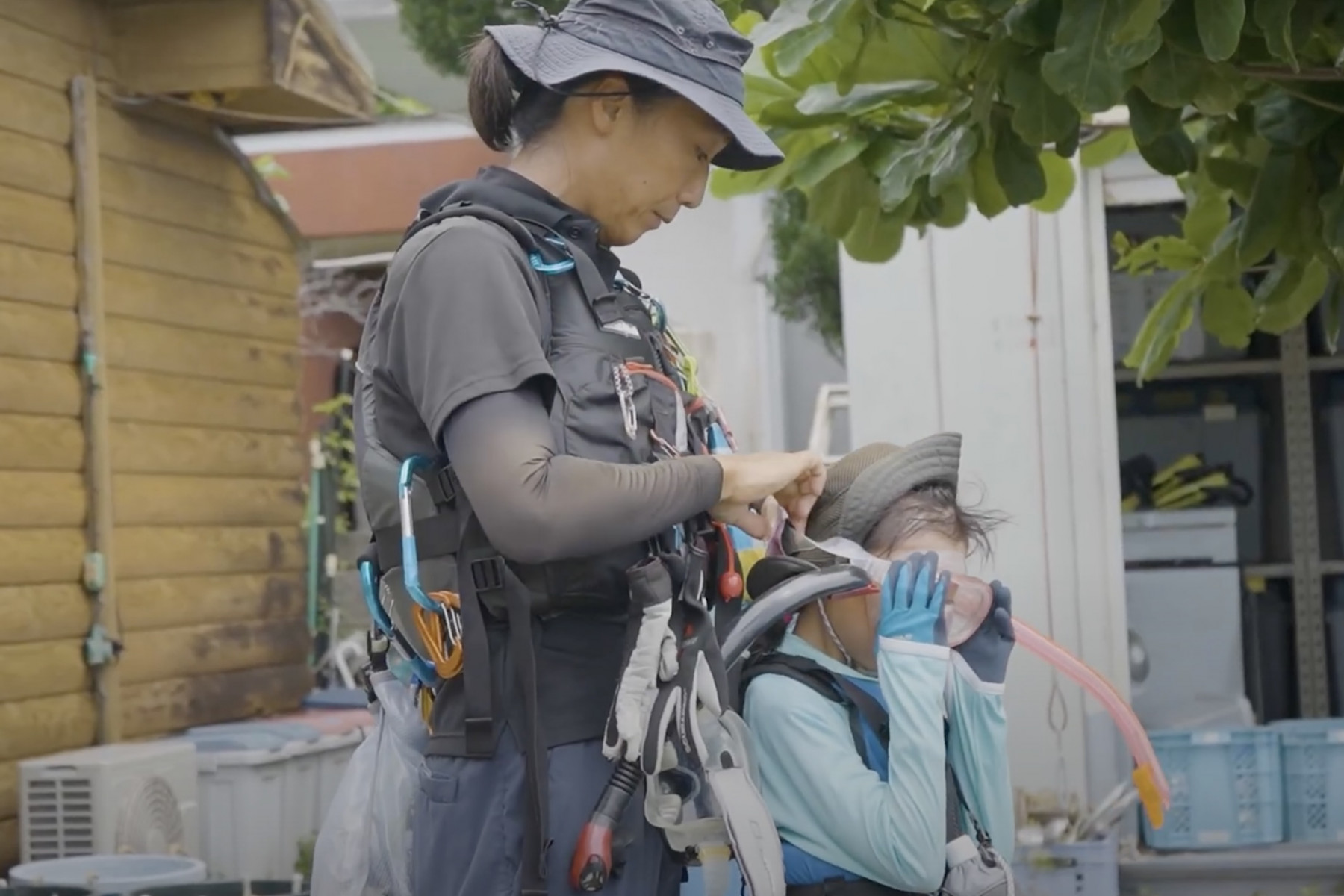 海に入る準備をする女性と子供