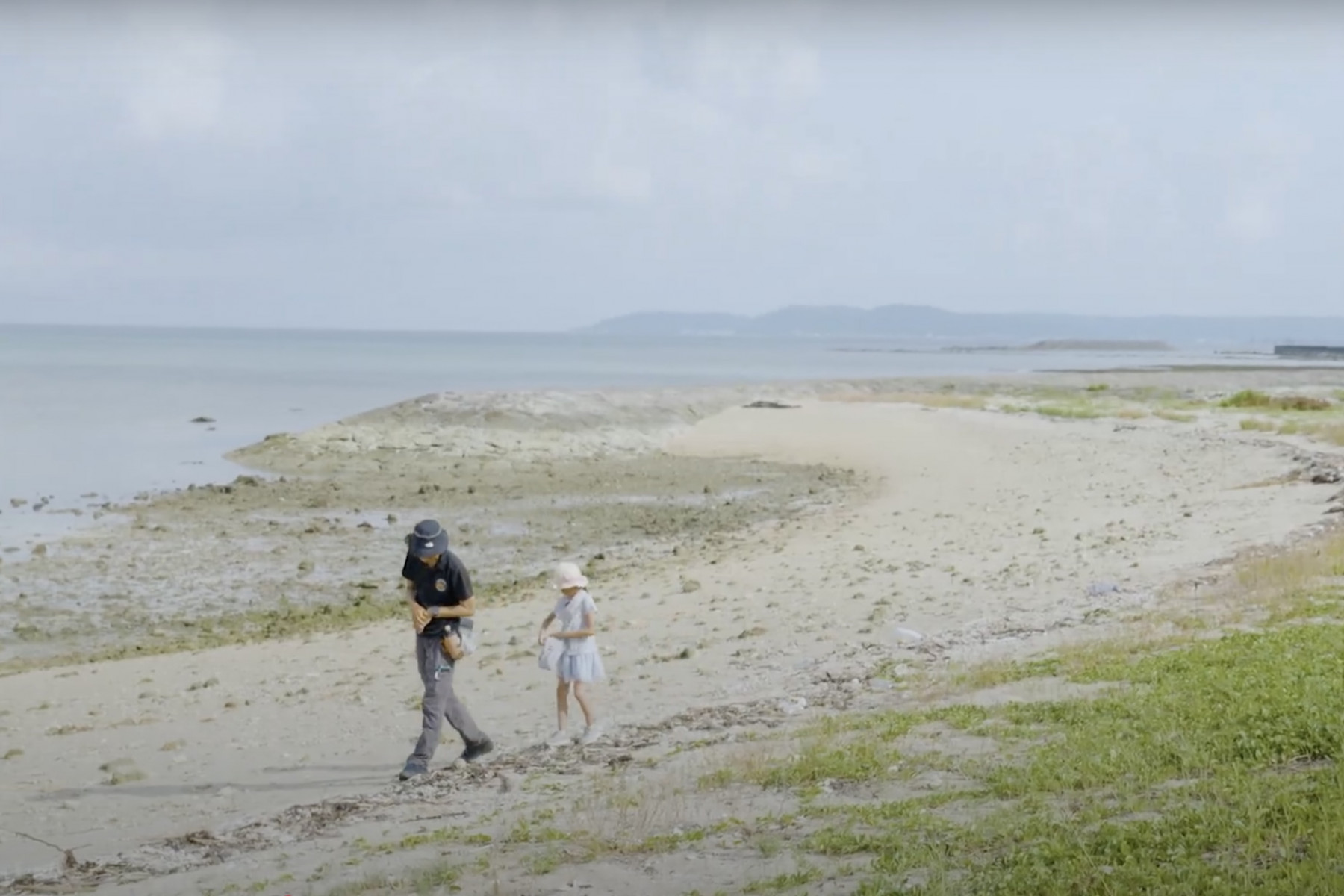 中城村の海岸を散策する母娘