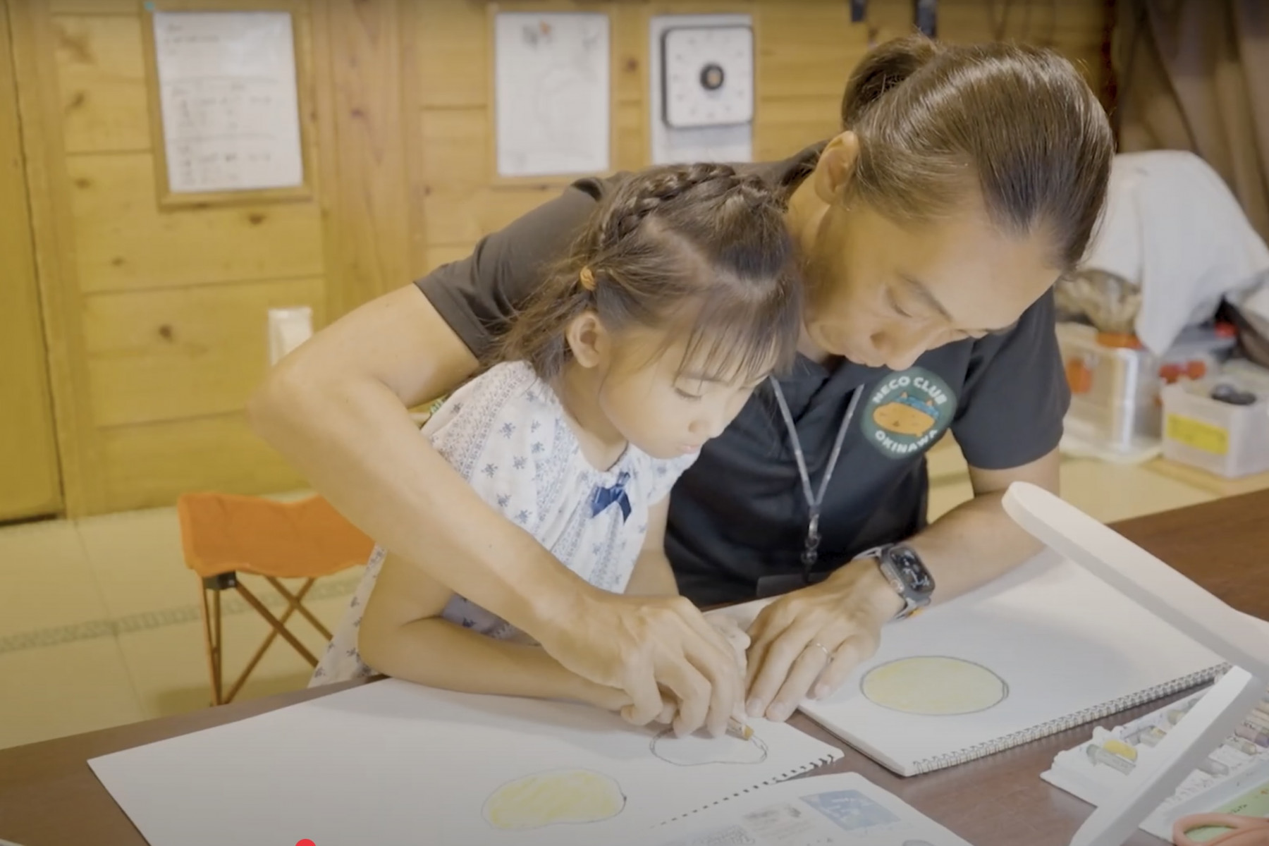 イラストを描く母娘