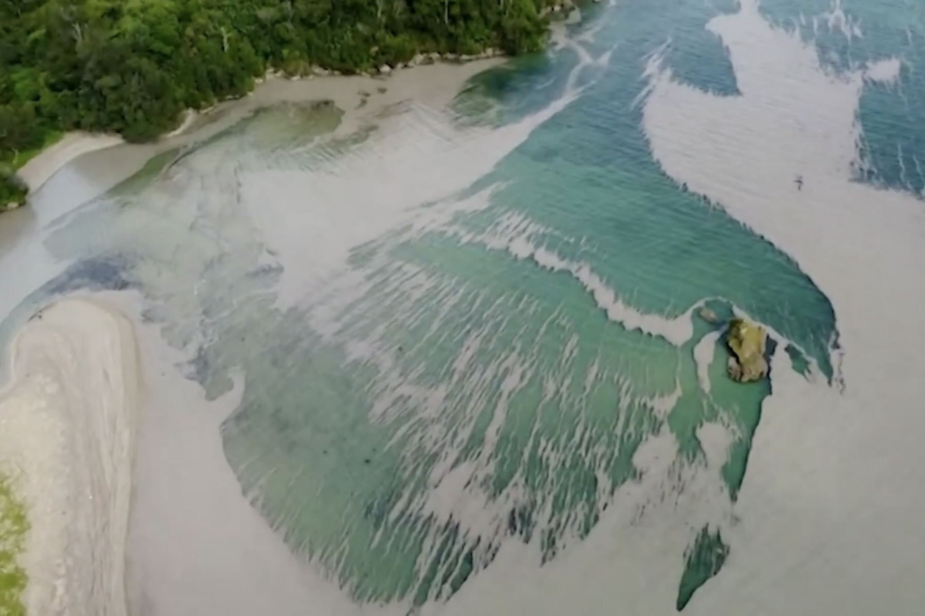 沖縄に大量に漂着した軽石