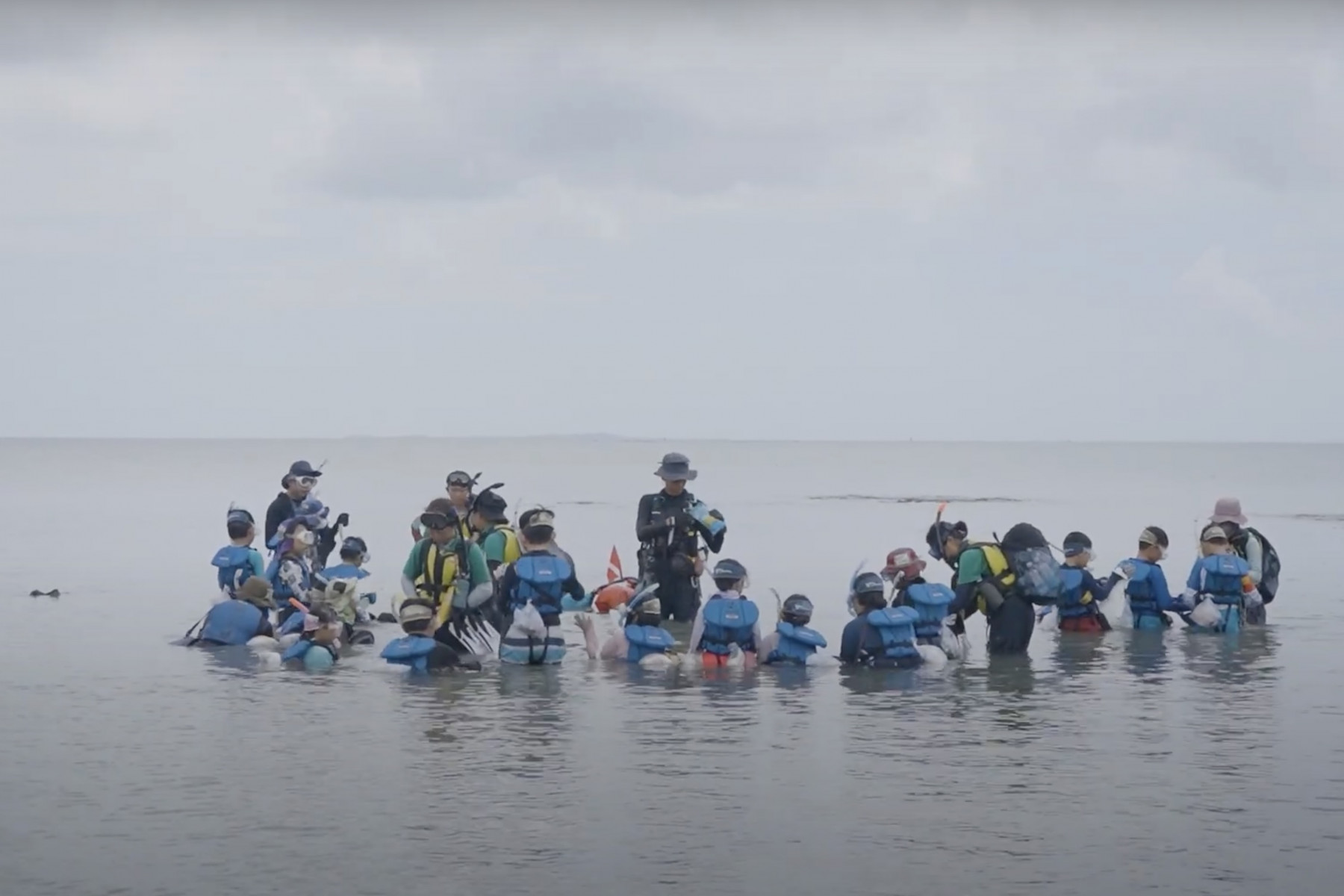体験プログラムの一つ、中城村の海でシュノーケリング