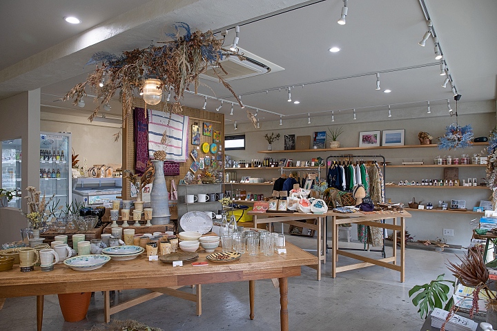 島の装い店内