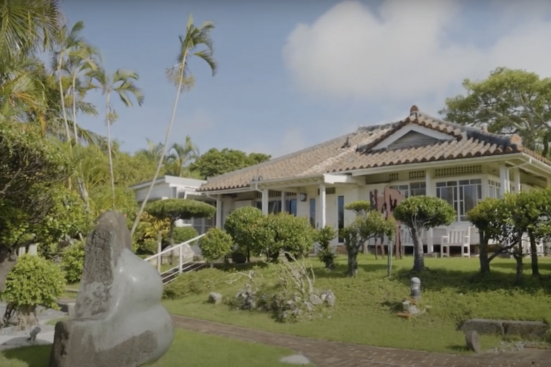 風景の一部として現代アートが点在する広い庭