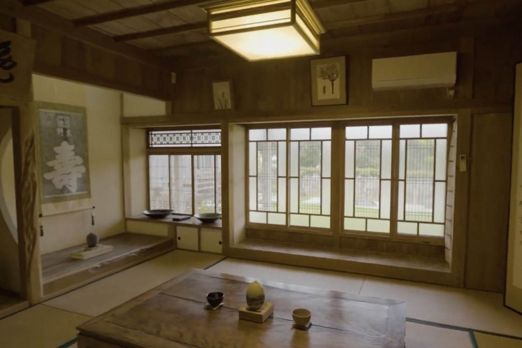 母屋の和室にも書や焼き物などが展示されています。