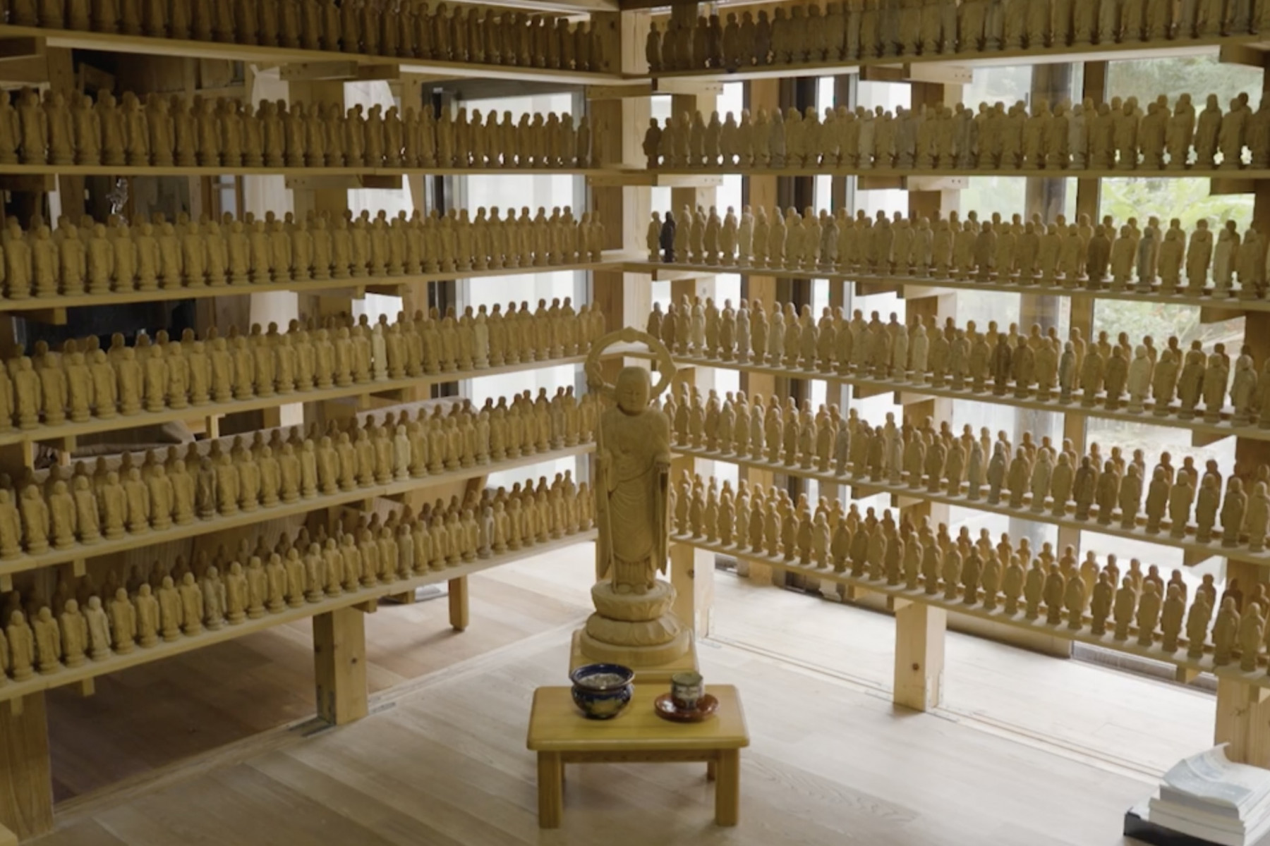 滋賀県の建築家で郷土史家の卯田明さんが8年かけて制作した木彫りの仏像千体