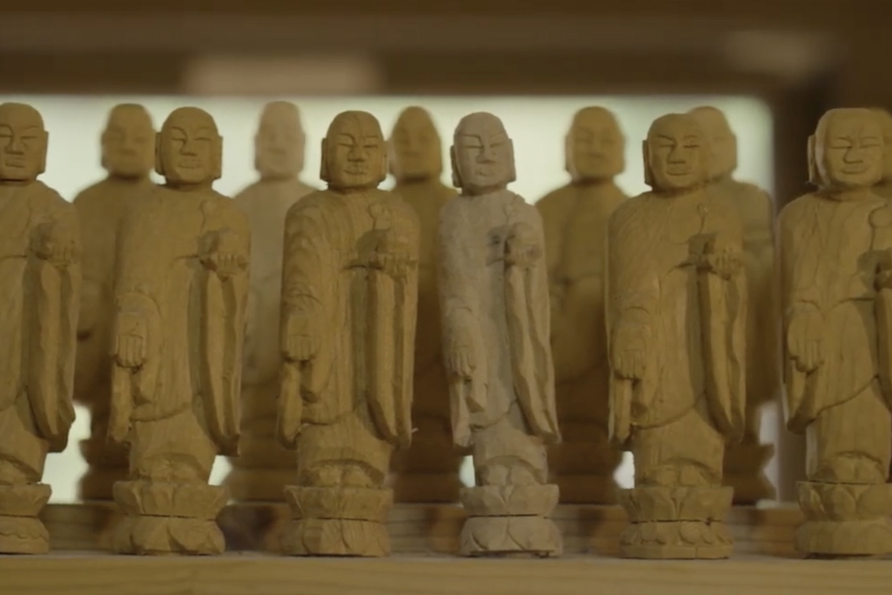 木像には、寺を建設する際の建築廃材が使われています