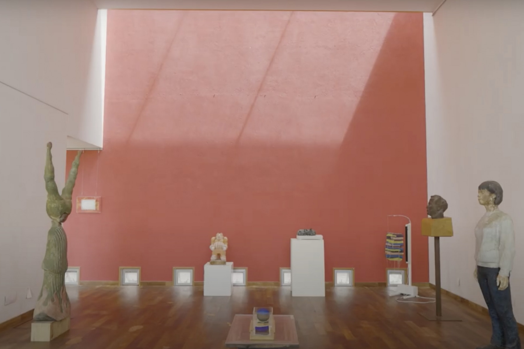 ）展示室の壁の一つに塗った古代赤は戦争犠牲者の血の色であり、忘れてはならない沖縄戦の記憶を示しています