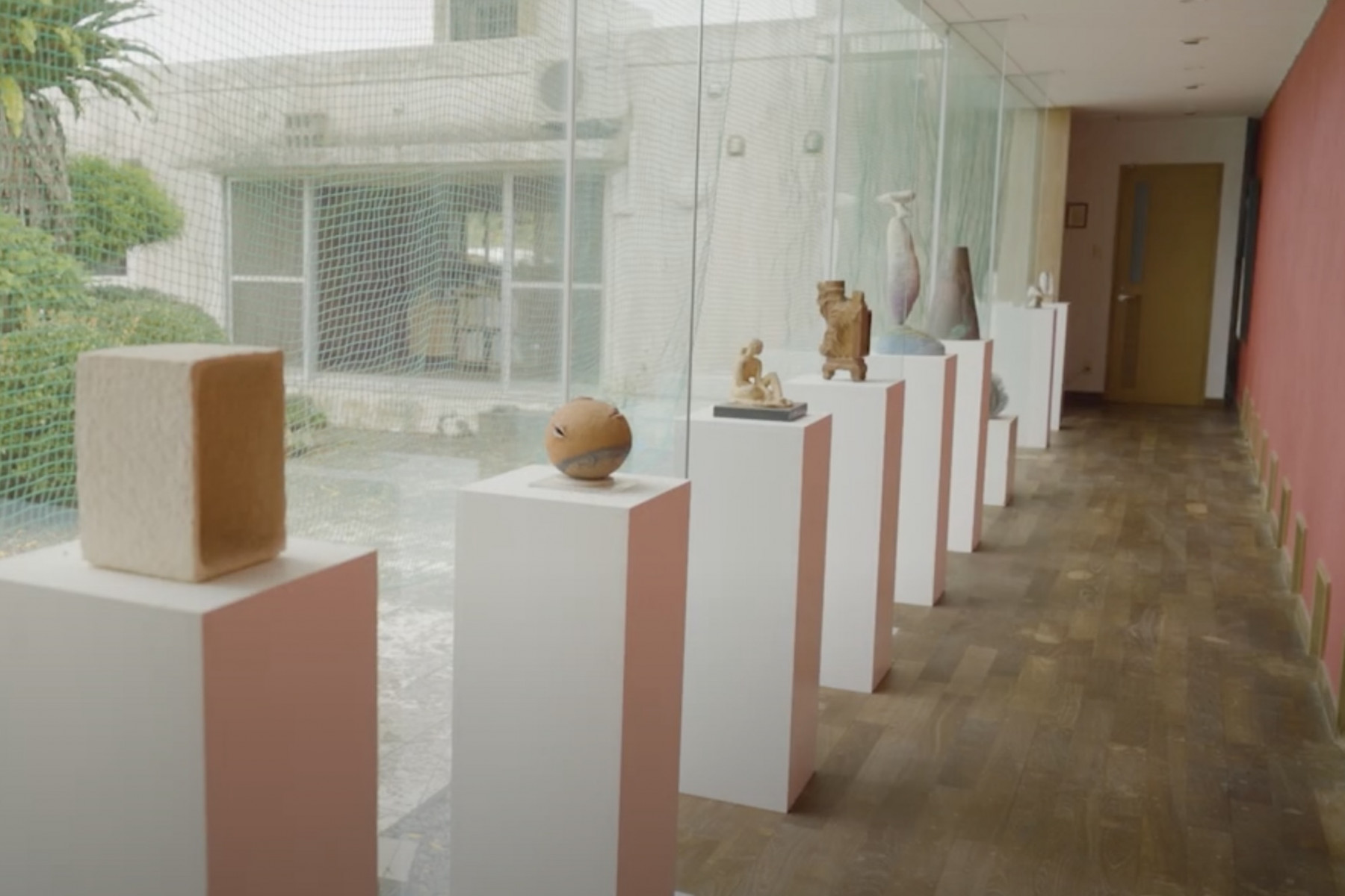 母屋とギャラリースペースを繋ぐ通路にもアート作品が