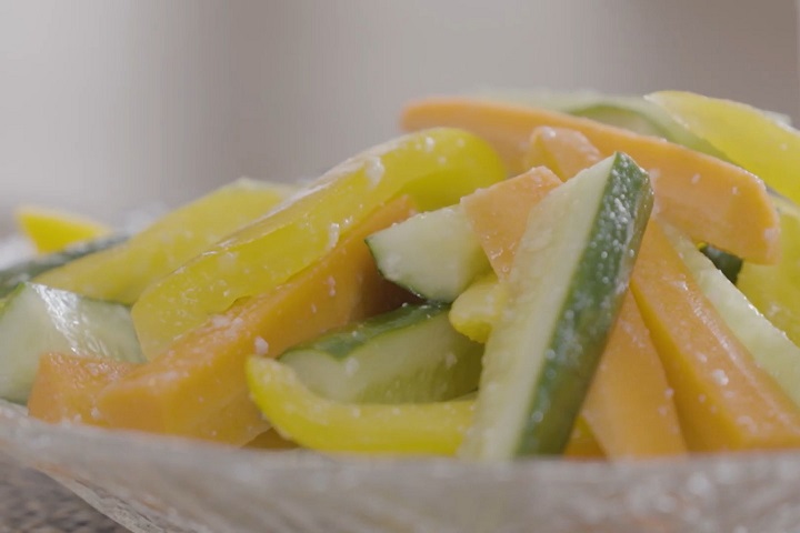 生野菜と塩麹を混ぜるだけで、おいしい一品が手軽に作れます