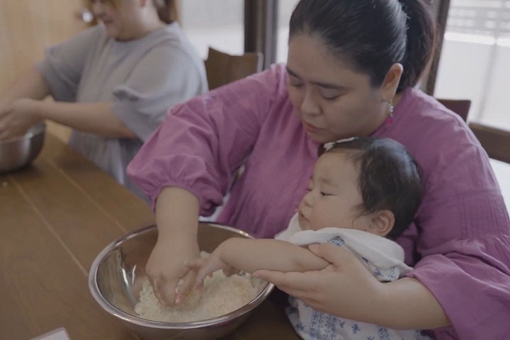 赤ちゃんもママと一緒に、発酵調味料作りに参加します