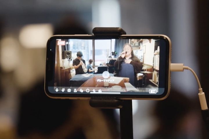 ライブ配信には、スマホとSNSのライブ配信機能を使用