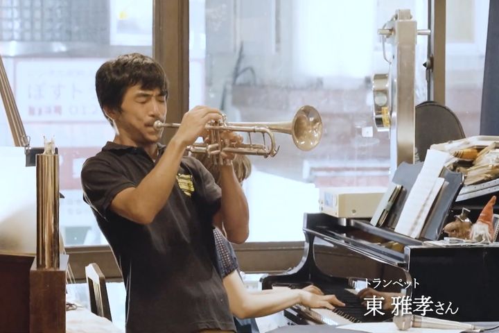 多数のミュージシャンがステージに立ちます