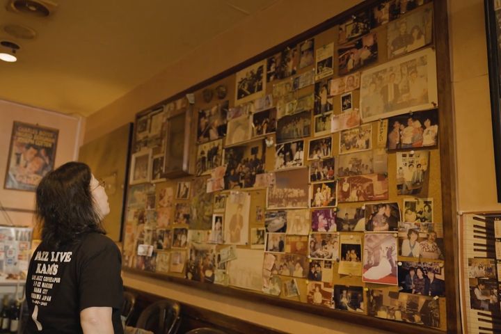 店の壁にびっしりと貼られた写真やチラシ