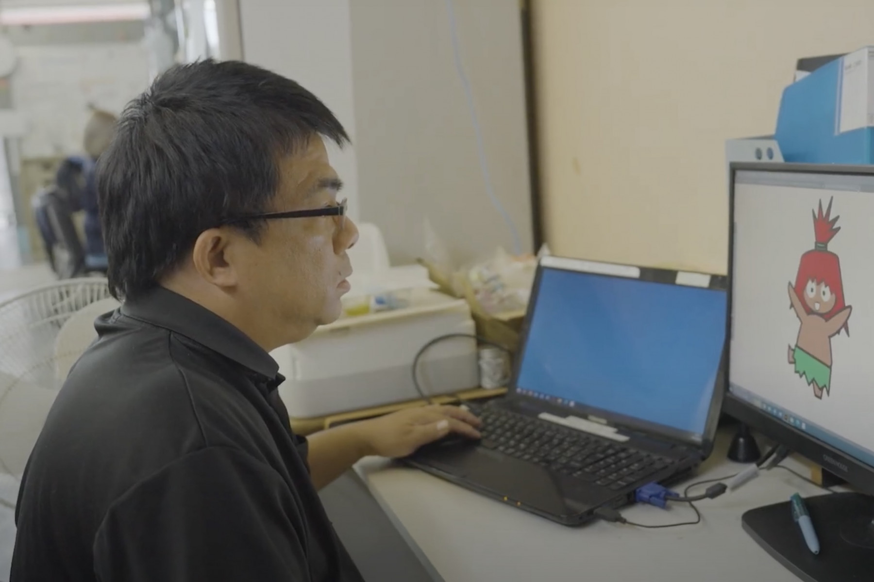 デザイナーとして活躍する利用者の新川辰巳さん