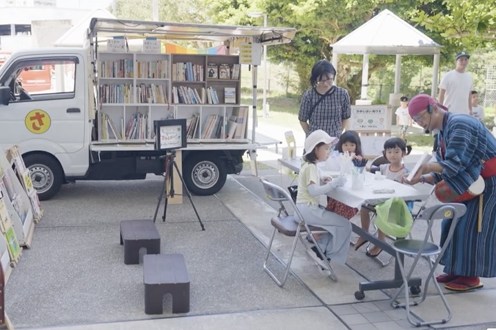 移動本屋では、紙芝居作りのワークショップを開催することもあります