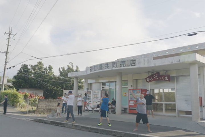天仁屋区の共同売店前でのラジオ体操