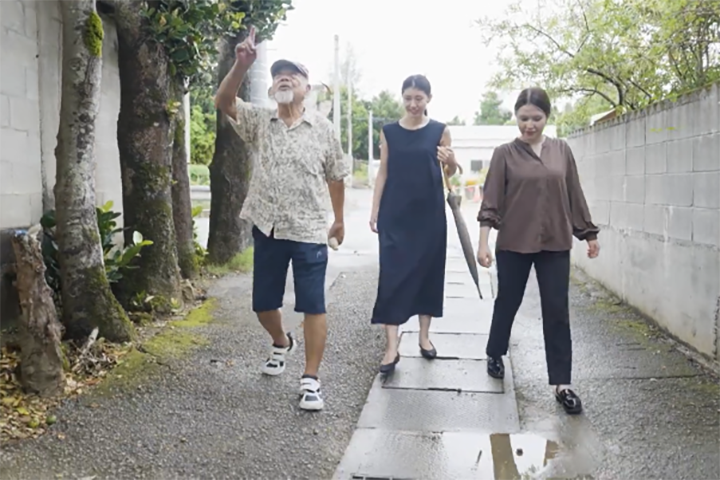 集落を散策する人々
