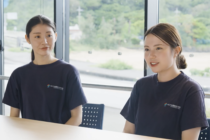 「ホット総研」の上原由姫子さん（左）と翁長愛音さん