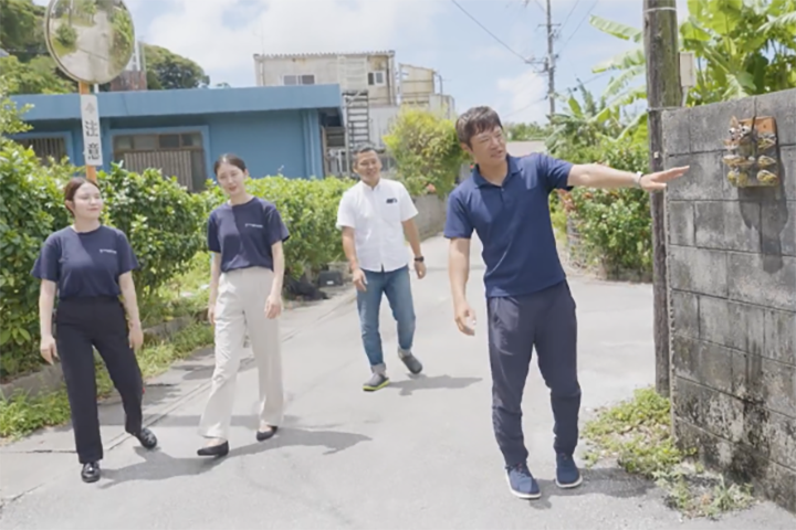 集落を散策する「ホット総研」のメンバー