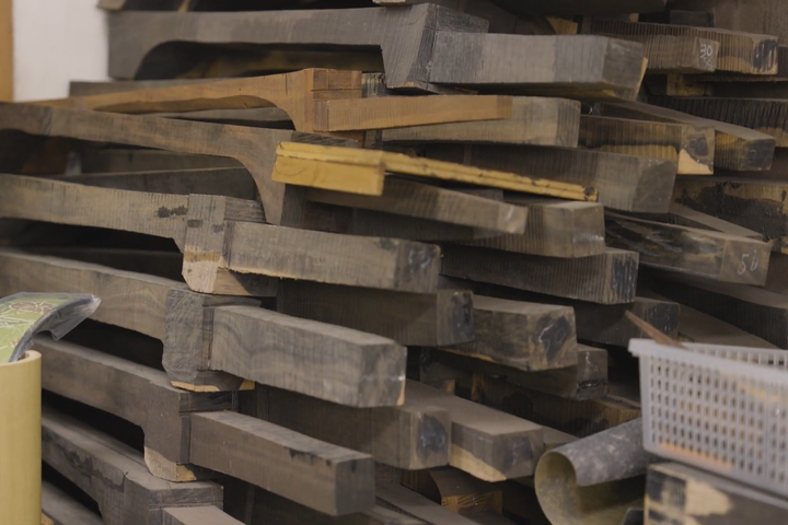 三線の棹の材料となる木材は、角材の状態で5年ほど寝かせ、乾燥させます