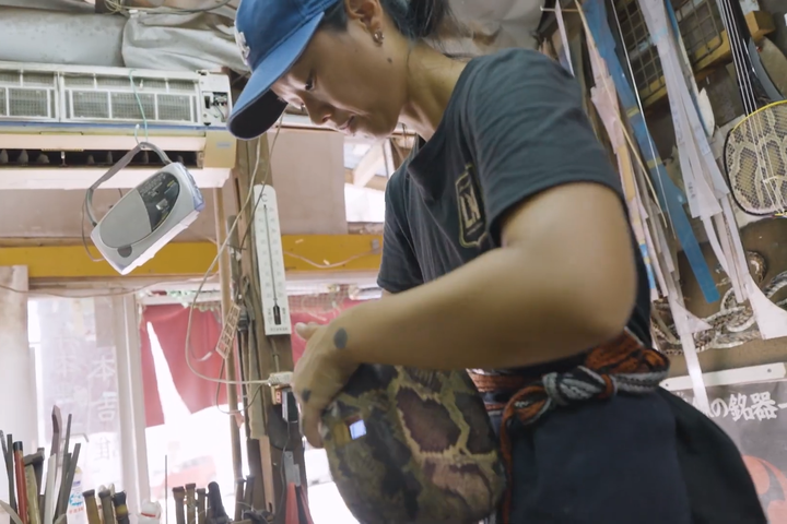 現在はアメリカからの留学生で日系2世の西菜緒美さんが、岸本さんの元で三線の修理方法を学んでいます