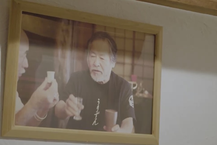 店内には垂見さんと土屋さんの写真が飾られています