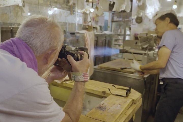 カメラを構える垂見さん