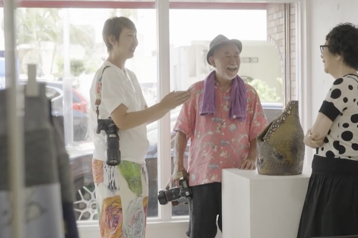 國吉作品の撮影に、故・國吉氏の妹、金城葉子さんが営む衣料店「ピクチャーズ　ドア」を訪れました