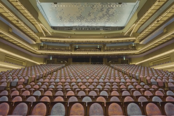 海の中の城（グスク）をイメージした大劇場