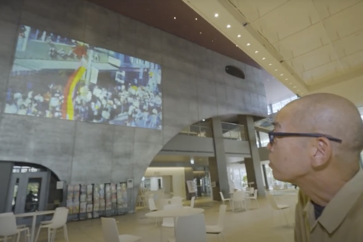 なはーとのロビーで上映されている映像展示「光のアルバム」
