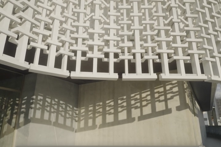 沖縄の伝統織物「首里織」をモチーフにしたコンクリートパネル