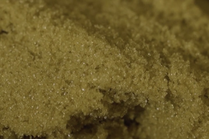 サトウキビのしぼり汁を煮詰めて結晶化させた粗糖