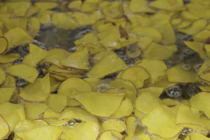 黄金芋をスライスしてチップスに