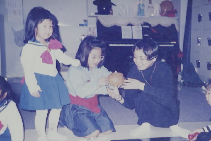 古い写真に写る子供と女性