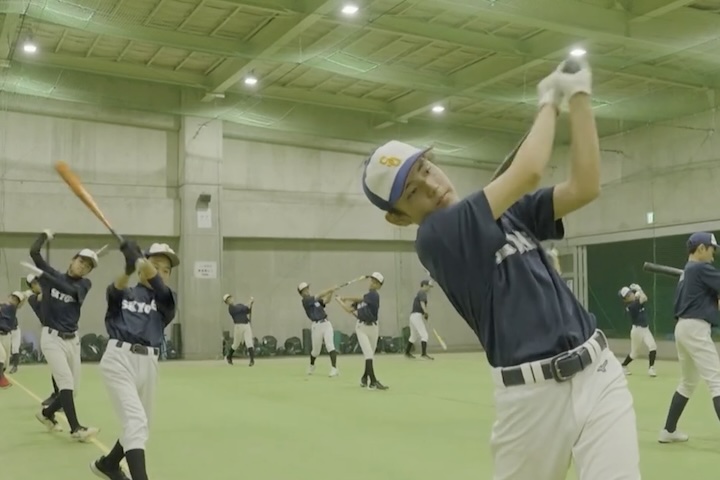 バットをもってスイングの練習