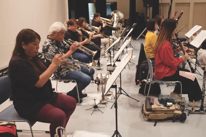 演奏の練習をする奏者たち
