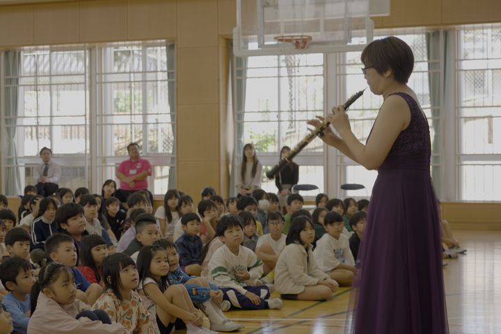 学校公演では、生の楽器の音に触れた子どもたちの笑顔があふれます